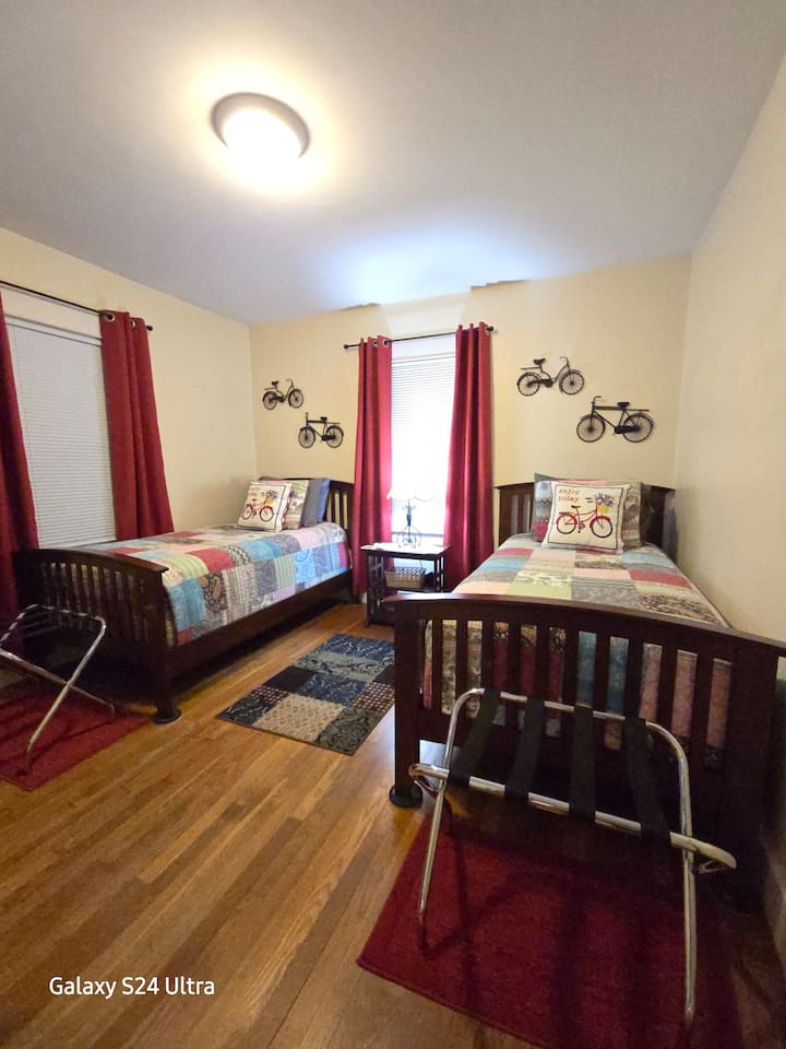 bedroom 2 luggage racks.big closet.smart tv.high speed internet 