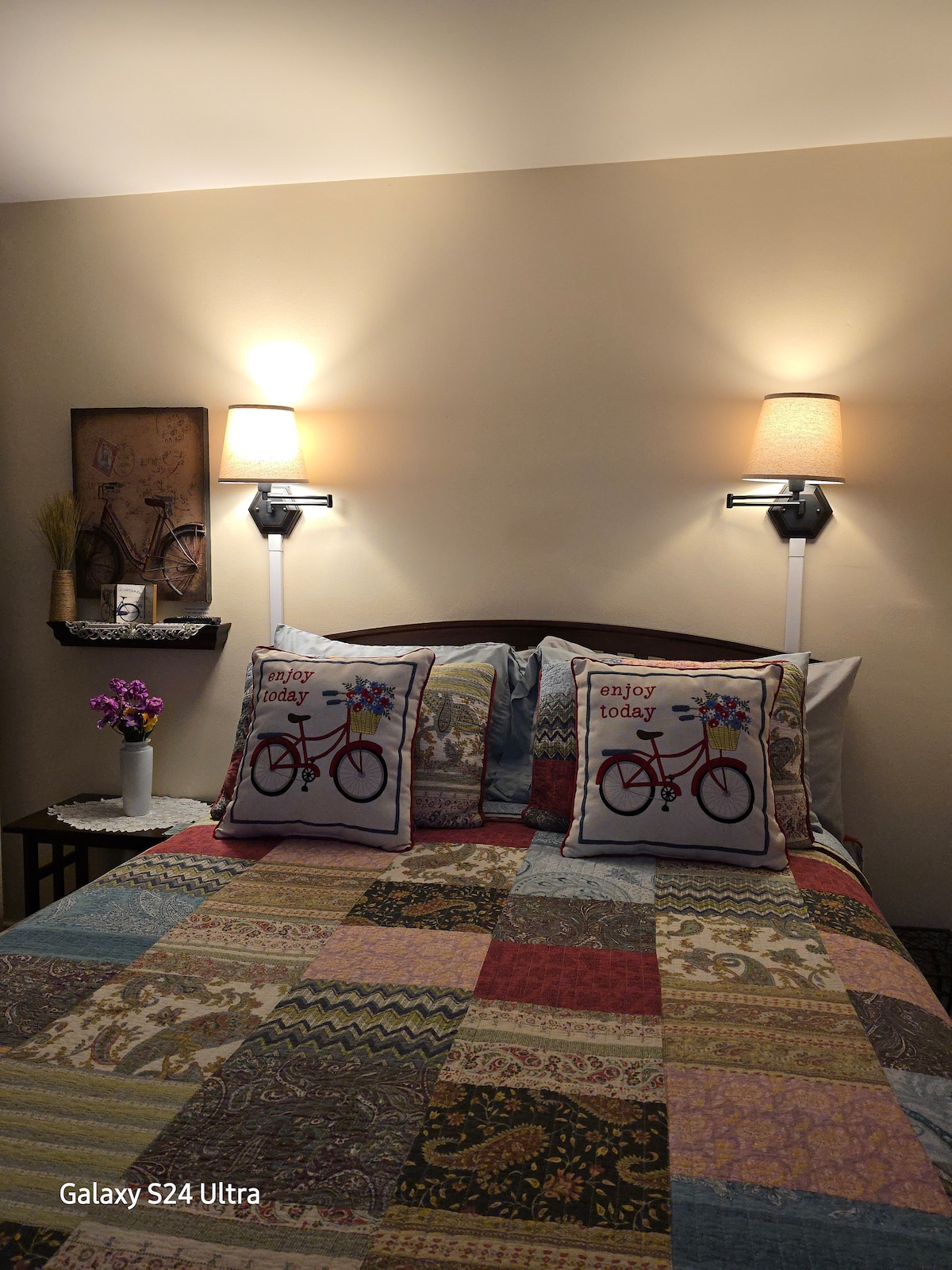 reading lights.work desk.smart tv.high speed internet 