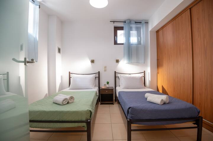 Bedroom on the lower floor with 2 single beds (0,90 x 2,00)