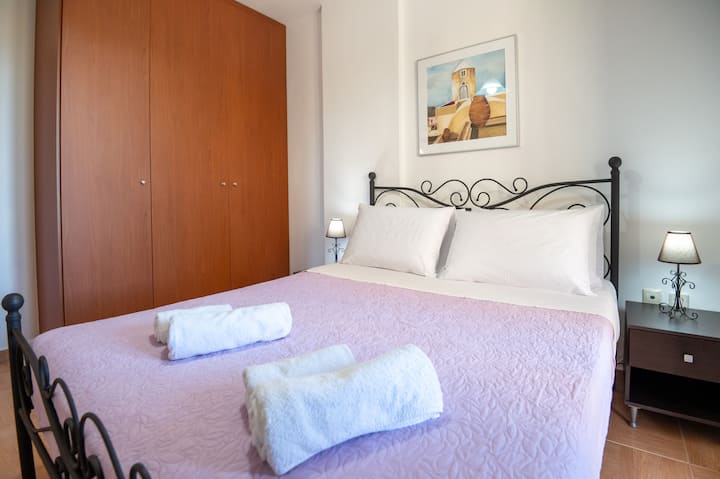 Bedroom on the ground floor with King-size bed (1,60 x 2,00)