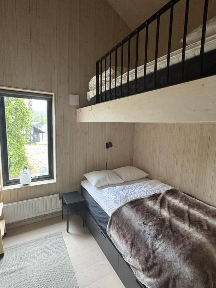 这间客房有两张1.20厘米的床，床架之间有额外的高度。