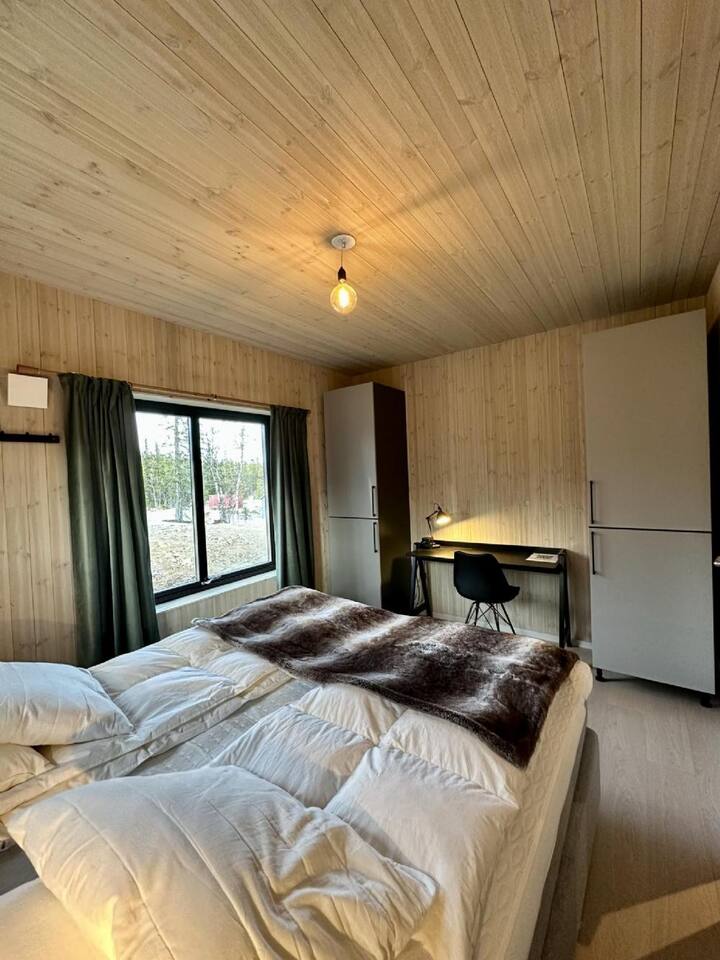 1楼双人床1.80厘米，配备工作区和双人衣柜 