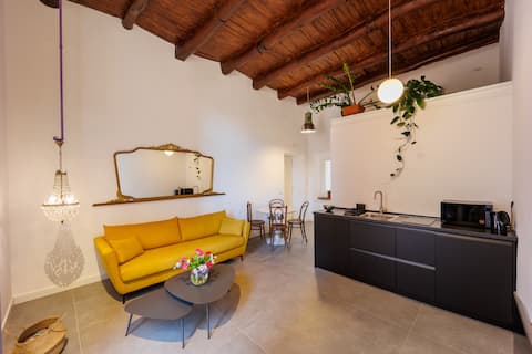 Popular Airbnb listing: TarsiaHomeView in Napoli
