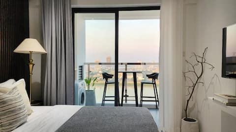 Central Riverside Modern Studio Apt w/ Rivers View