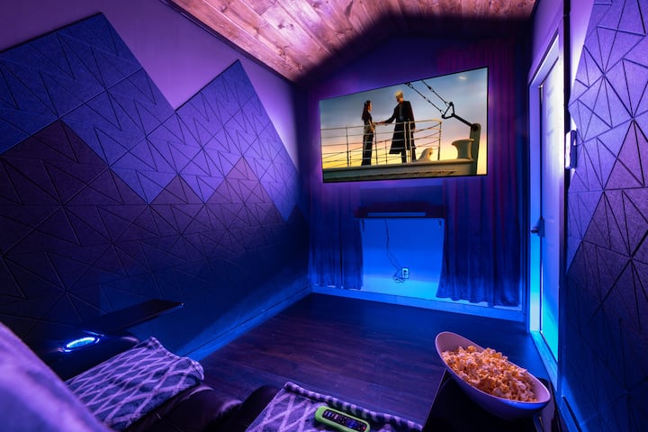 Couple’s Cabin-Mtn Views, Hot Tub, Theater, Sauna