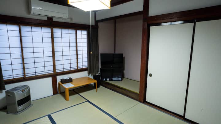 2階へ階段を上がると部屋が3室あります
その真ん中が、剣の間　6畳間です
3人までご宿泊出来ます