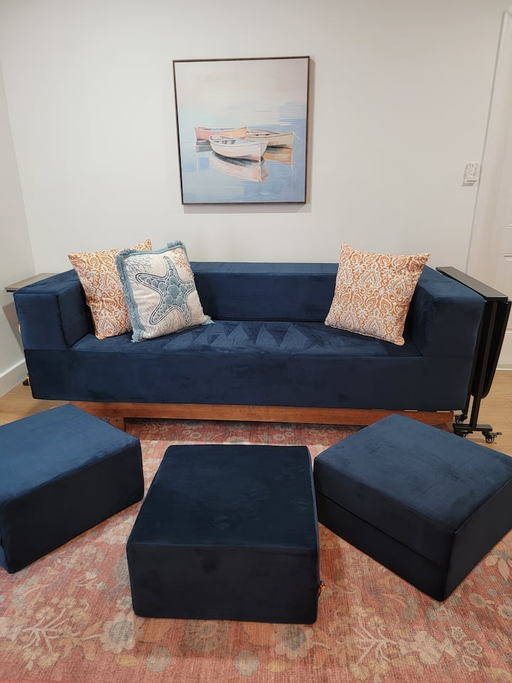 Il divano si trasforma in un re della California.  100% memory foam.