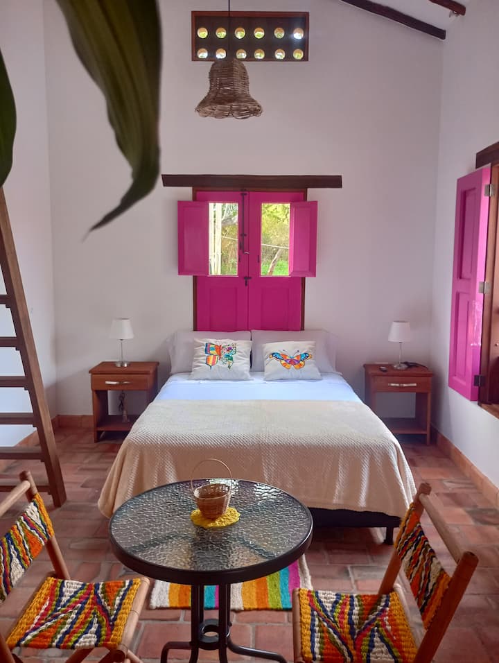 En el primer nivel de la cabaña se encuentra la habitación 1 con 1 cama doble y ropa de cama.