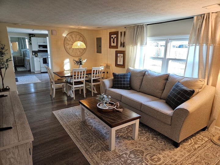 Rest Haven Farmhouse: Cozy 2br, 3-acres, Near All - デイトン, OH