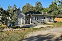 Rest Haven Farmhouse: Cozy 2BR, 3-acres, near all rental in Dayton
