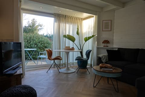 Successful Airbnb property: Ithaka Beach House, unique place with free parking! in Zeeheldenbuurt