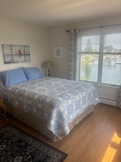 Krevat dopio "queen", kotësi/tavolinë pune, televizor me ekran të sheshtë dhe mini-split A/C. Pamje të bukura nga çdo dritare.