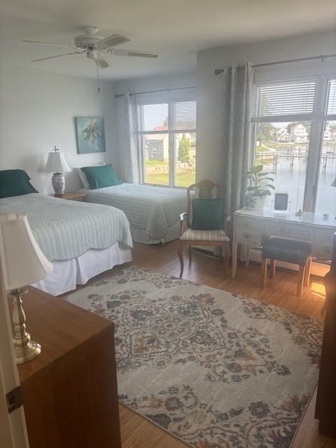 Dhomë gjumi kryesore me krevat dopio "queen" dhe krevat tek, kotësi/tavolinë pune, televizor me ekran të sheshtë dhe mini-split A/C