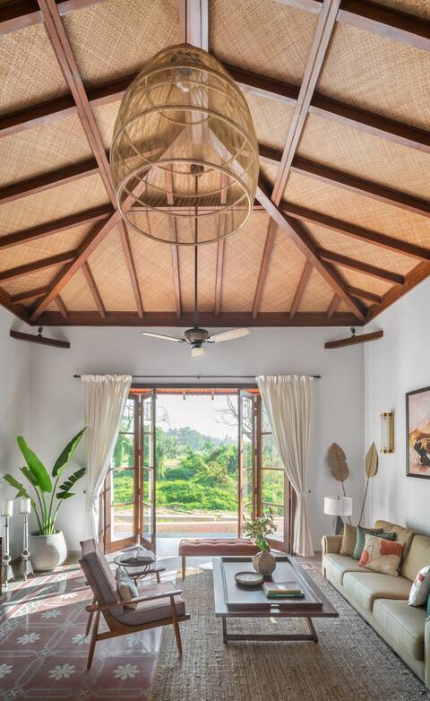 Lux 5BHK villa in Assagao with Pool & Breakfast