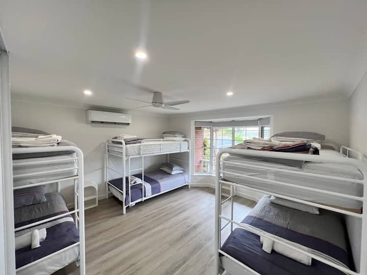 3 samostatné poschodové postele s manželskou posteľou King