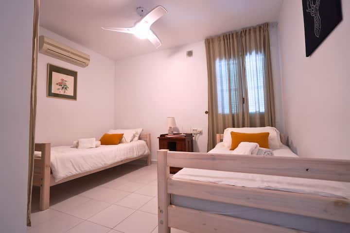 חדר השינה השלישי מציע שתי מיטות זוגיות נוחות ושפע של מקום אחסון, ויוצר מרחב נעים ונוח לשינה נינוחה. 