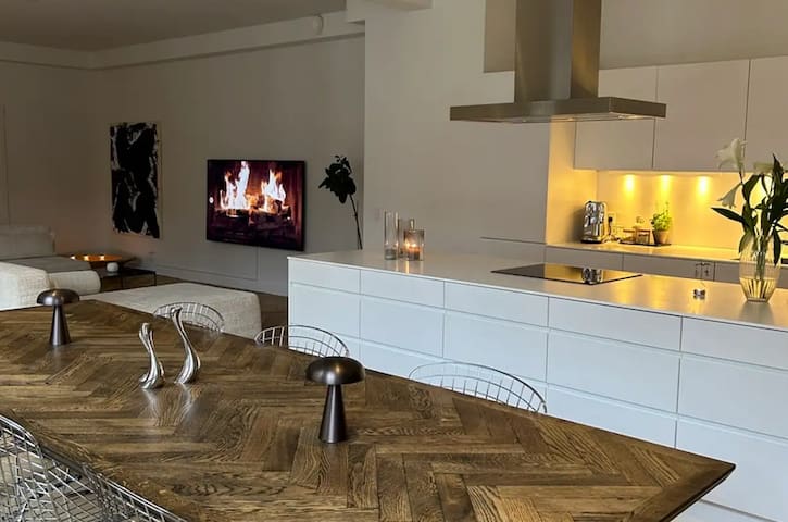 Huge luxury city center apartment 187sqm.