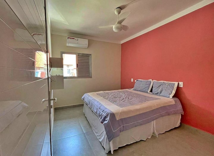 تم تجهيز الغرفة 2 بسرير بحجم كوين ومكيف هواء ومروحة سقف ومكان لتخزين الملابس والفراش والبطانيات والوسائد الإضافية.