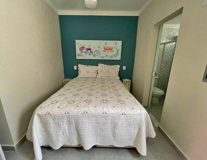 غرفة 1 مع حمام خاص، سرير بحجم كوين، مكيف هواء، مكان لتخزين الملابس، الفراش، البطانيات والوسائد الإضافية.