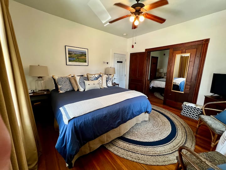 Dhoma e gjumit "king" është ngjitur me dhomën e gjumit "queen". Banja është në korridor jashtë dhomës së gjumit "queen".