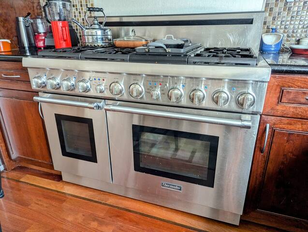 Modern & Luxurious Montclair Retreat gallery image 5