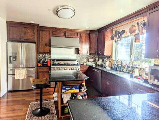 Modern & Luxurious Montclair Retreat gallery image 4