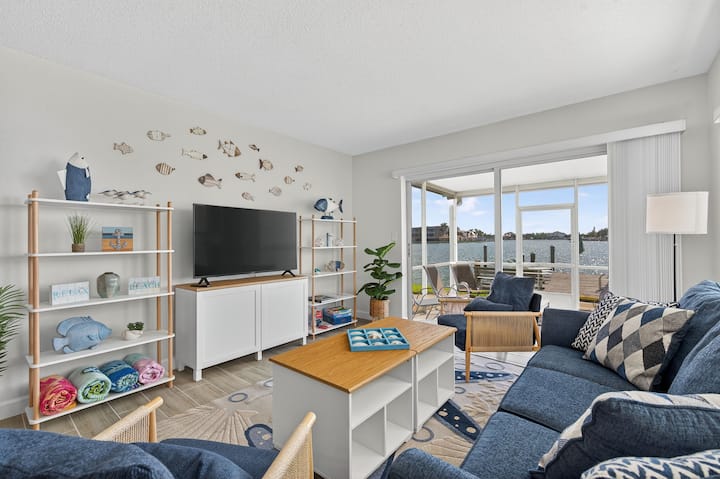 2 Bed/2 Bath Waterfront Condo With Dock Sleeps 6 - Treasure Island, FL