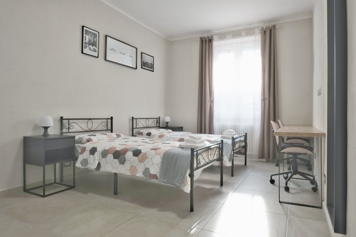 Ფართო საძინებელი ორი ერთადგილიანი საწოლით, რომელიც შეიძლება გაერთიანდეს ორადგილიანი საწოლის შესაქმნელად - და დიდი სამუშაო მაგიდა სამუშაოდ ან სასწავლებლად