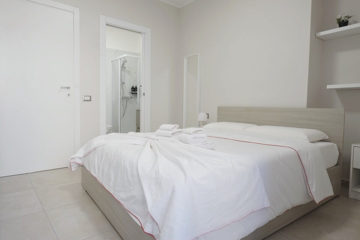 Ორადგილიანი საძინებელი ცალკე სააბაზანოთი და მეხსიერების ქაფის მატრასით