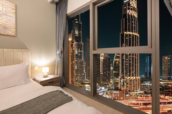 ปิดท้ายวันของคุณด้วยแสงไฟในเมืองที่น่าทึ่งจากความสะดวกสบายของห้องนอนของคุณมีวิวที่ไม่มีใครเทียบได้ของเส้นขอบฟ้าดูไบที่มีชีวิตชีวาและดูไบมอลล์