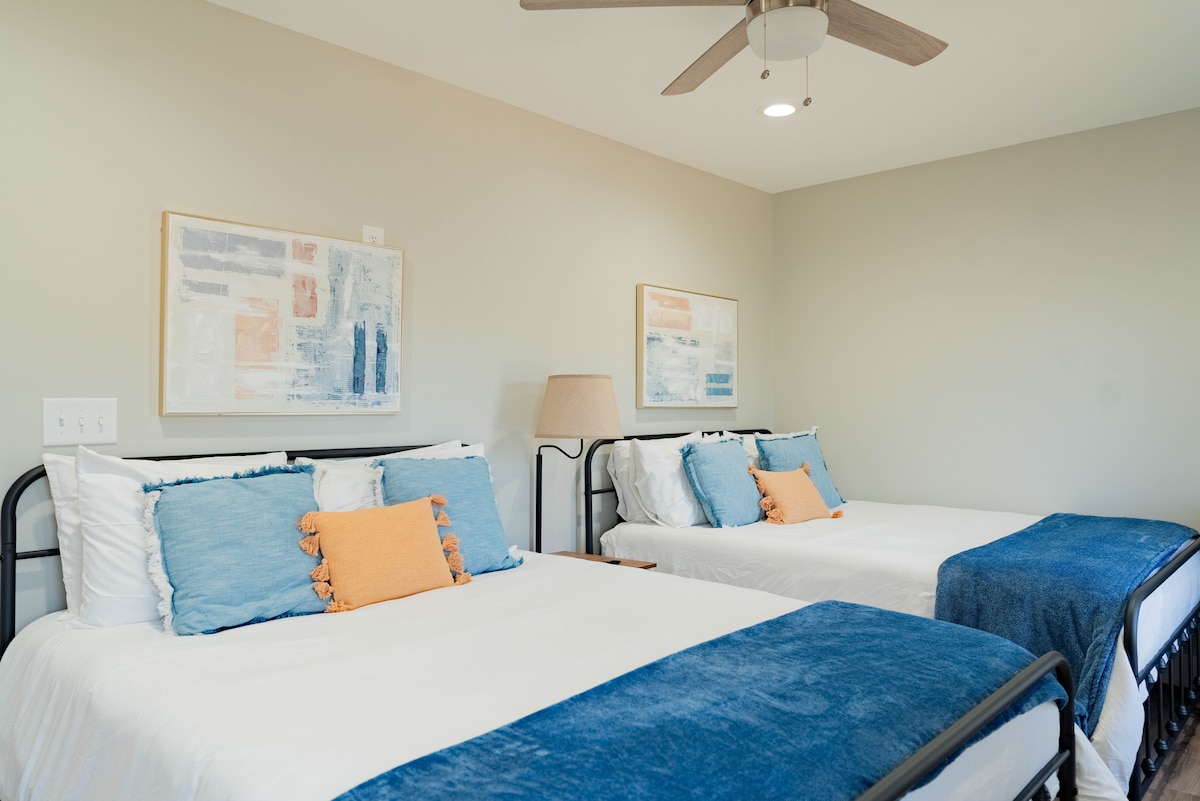 Bedroom with 2 queens