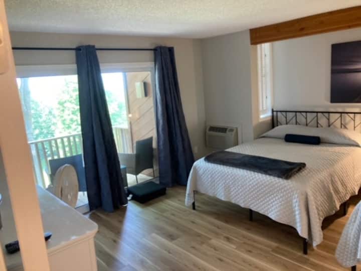 Dormitorio 2 - Dos cómodas camas tamaño queen con TV, bar, entrada privada, balcón privado y baño completo privado.