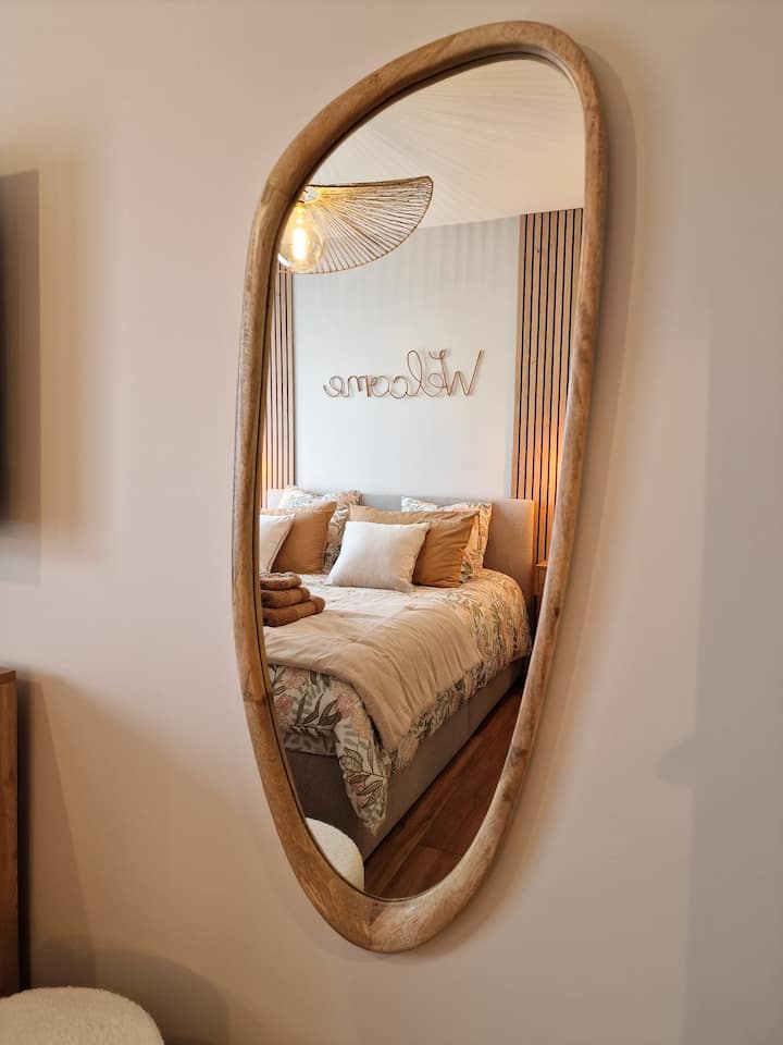 กระจกสูงในห้องนอน