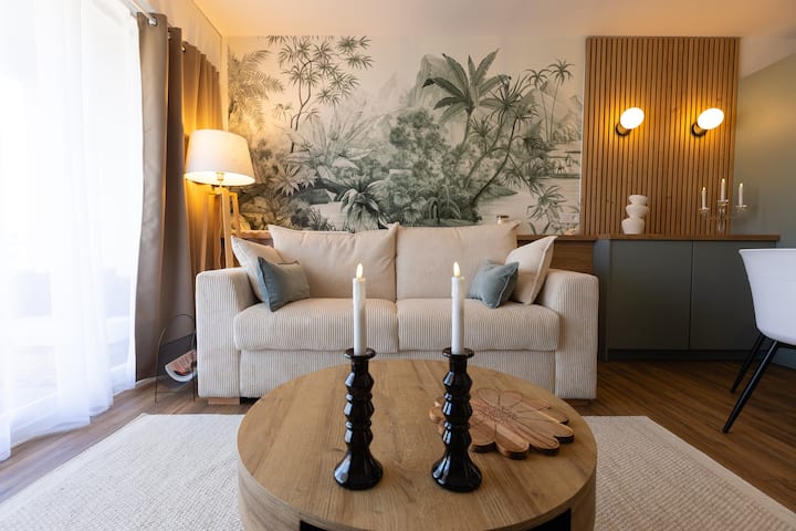 ห้องนั่งเล่นที่อบอุ่นพร้อมโซฟาเนื้อคอร์ดรอย (140x190) เปลี่ยนโซฟาเป็นเตียงได้ในพริบตา มีที่นอนหนา 18 ซม. เพื่อความสบายสูงสุด