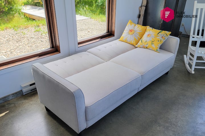 ספה נפתחת בסלון, מושלמת לשני ילדים או למבוגר