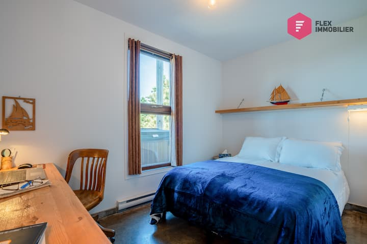 חדר שינה מס '4 בקומת הקרקע עם מיטה זוגית ופינת עבודה