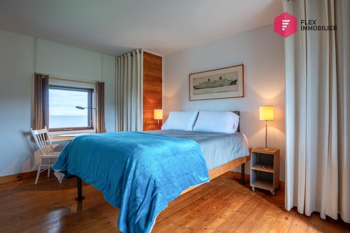 חדר שינה מס '2 בקומה השנייה עם מיטת קווין סייז נוחה, חדר רחצה צמוד, מיני מקרר וטלוויזיה 55אינץ'