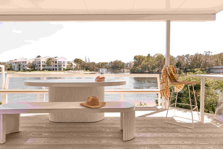 Luxury Waterfront Noosa – Walk to Hastings