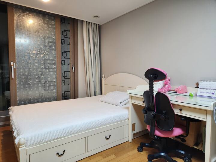 Kitanda cha ukubwa wa malkia katika chumba cha kulala cha 2. Kiyoyozi kinashirikiwa na sebule na chumba hiki cha kulala kina feni. Na kuna dawati la kazi na kiti.