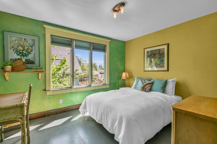 ¡Nos encanta esta habitación luminosa y alegre que parece estar llena de sol incluso por la noche!