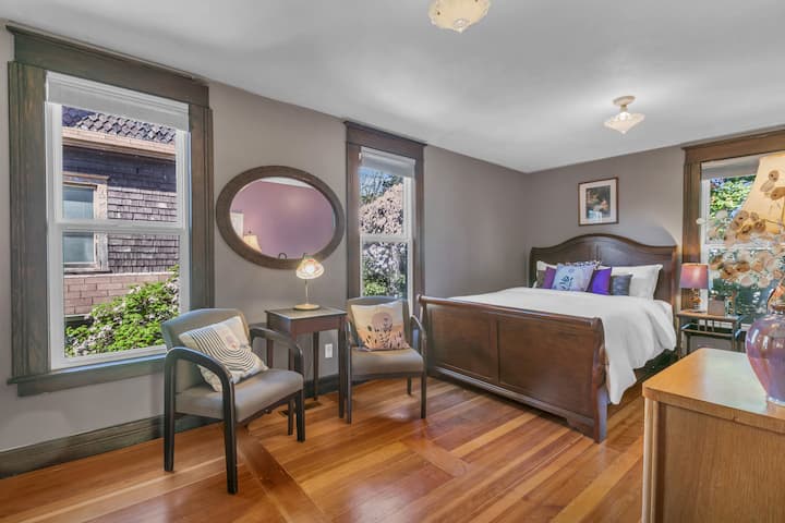 Nos encanta la habitación "francesa" porque nos recuerda a vivir en Lyon, Francia en el pasado.