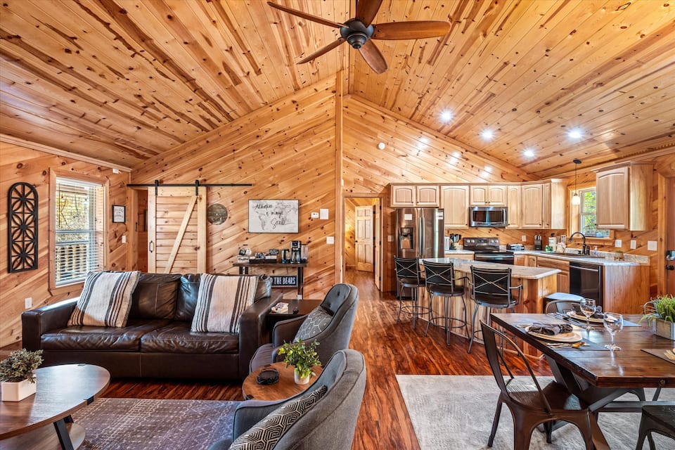 A pine cabin with a basement theater, Sevierville, Tennessee, United States, photo 5 of 10