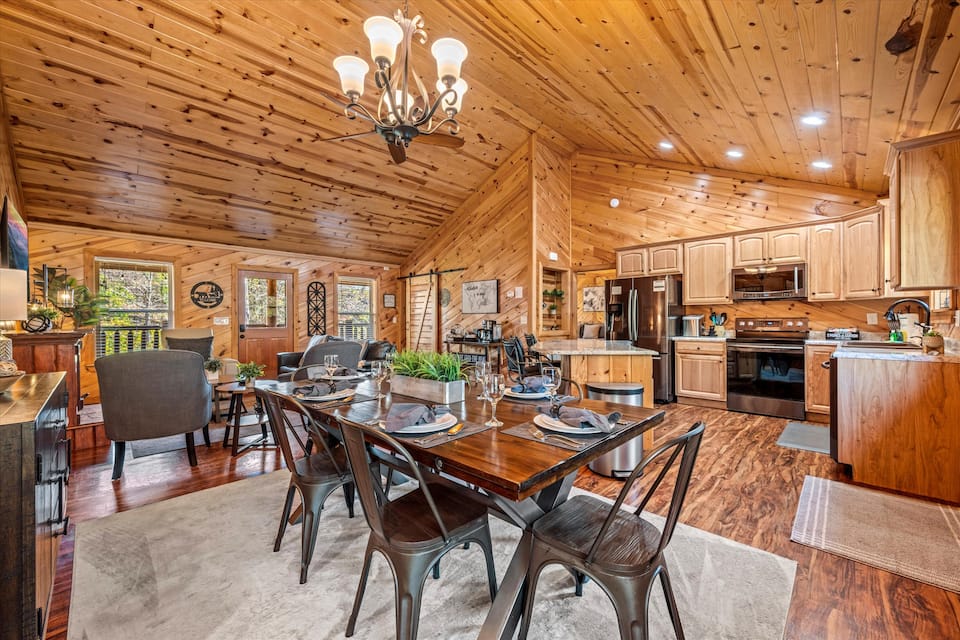 A pine cabin with a basement theater, Sevierville, Tennessee, United States, photo 6 of 10
