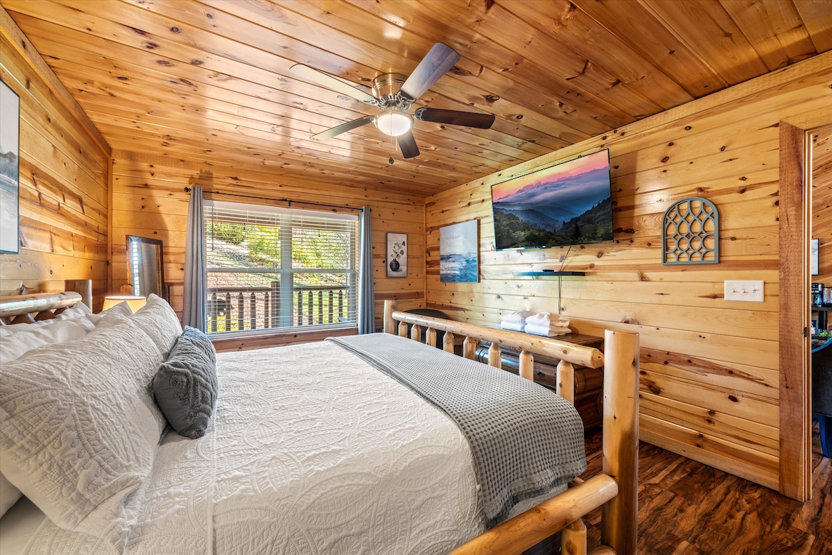 Pusho në krevatin tonë të bukur "king" në suitën tonë të dytë kryesore, ose thjesht shtrihu dhe shiko një film në televizorin tonë Roku 55". Kjo dhomë gjumi krenohet me një shëtitje në dollap dhe banjë private të kompletuar me vaskë/dush të kombinuar.