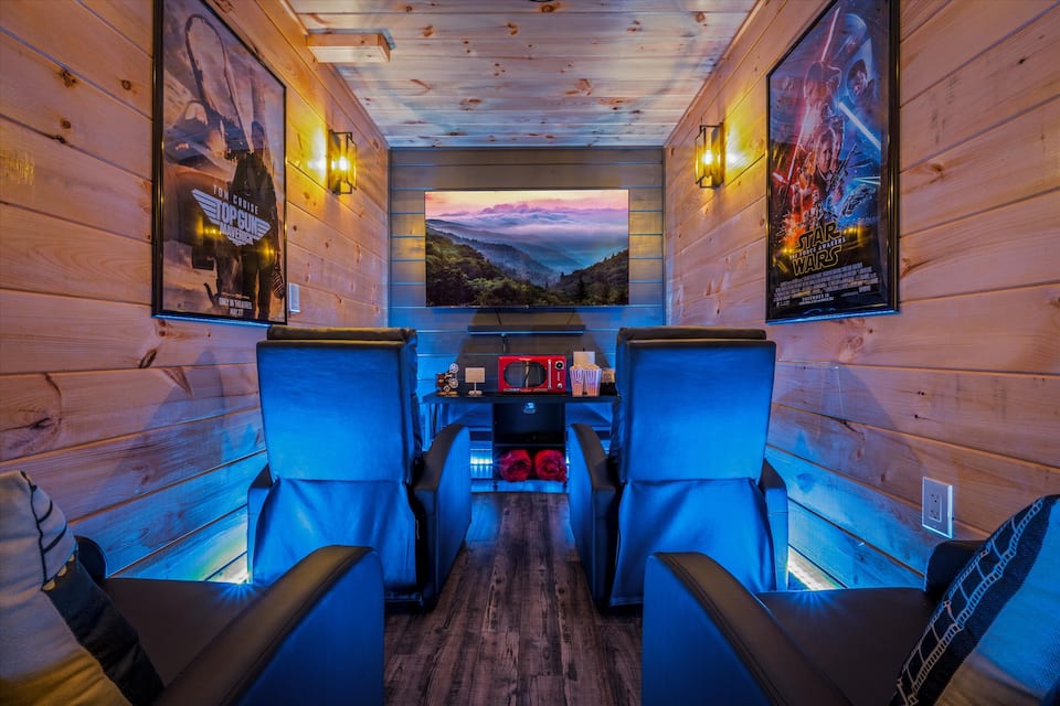 A pine cabin with a basement theater, Sevierville, Tennessee, United States, photo 2 of 10