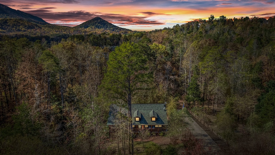 A pine cabin with a basement theater, Sevierville, Tennessee, United States, photo 4 of 10