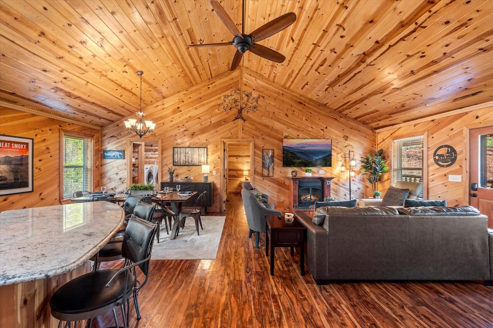 A pine cabin with a basement theater, Sevierville, Tennessee, United States, photo 1 of 10