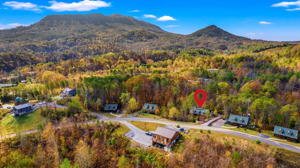 A pine cabin with a basement theater, Sevierville, Tennessee, United States, photo 10 of 10