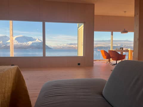 New cabin. Spectacular view by the Lyngen alps!