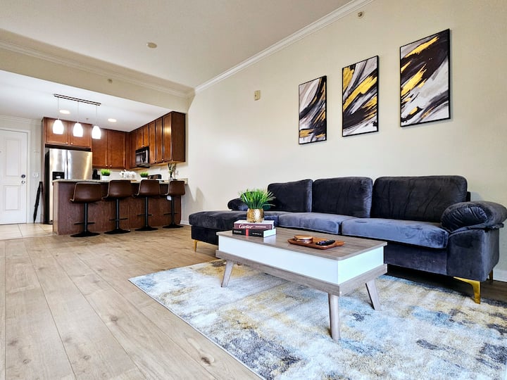 Modern Condo • Pet Friendly • Walk To Train - Chicago, IL
